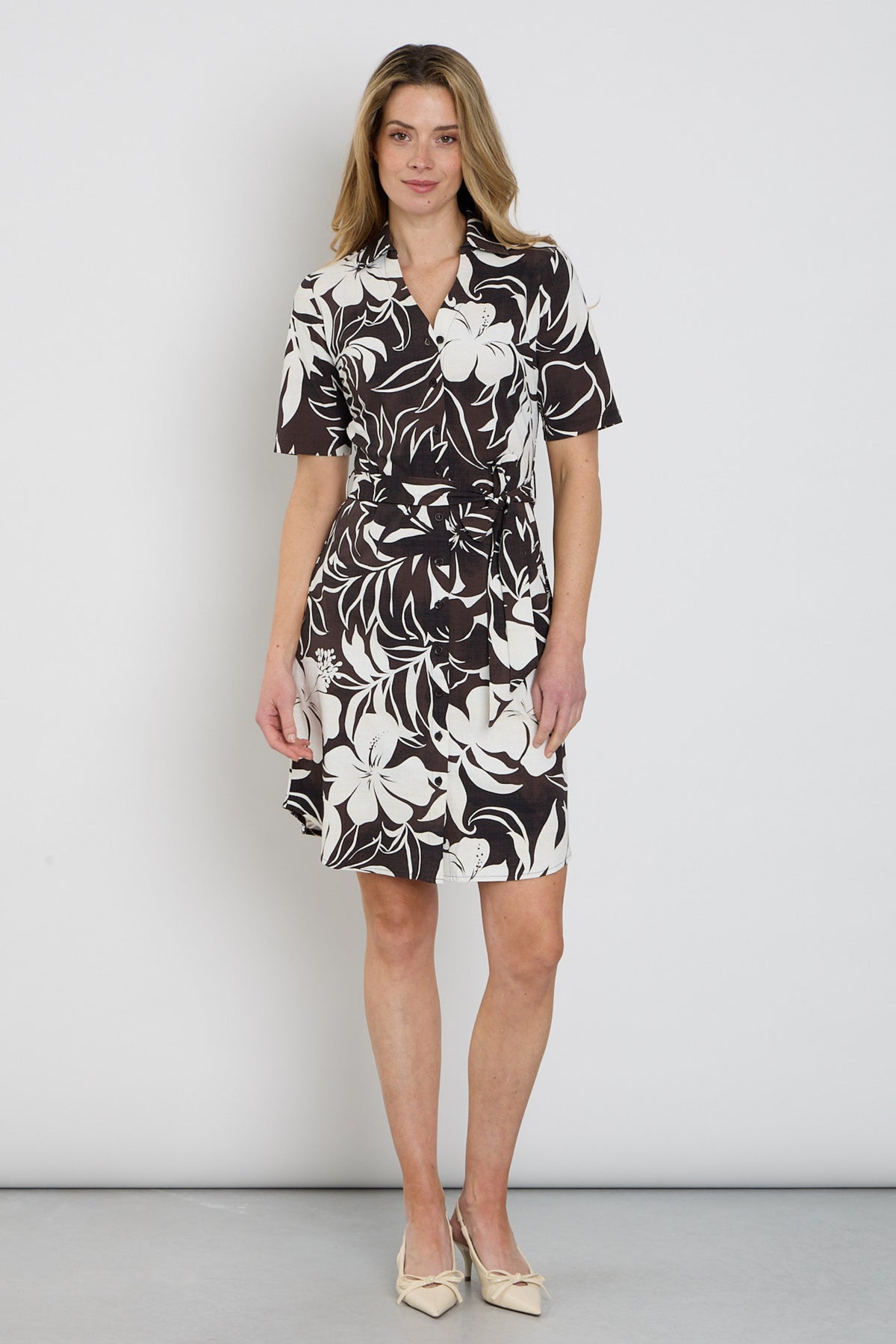 Mi Piace travel jurk met tropical hibiscus print in espresso, geschikt voor vakanties, met korte mouwen en vloeiende stof.