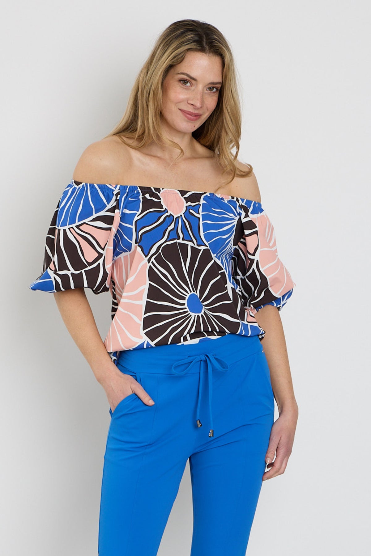 Mi Piace travel top Bardot met anemoonprint in nautic blue, comfortabel en stijlvol voor zomerse dagen.
