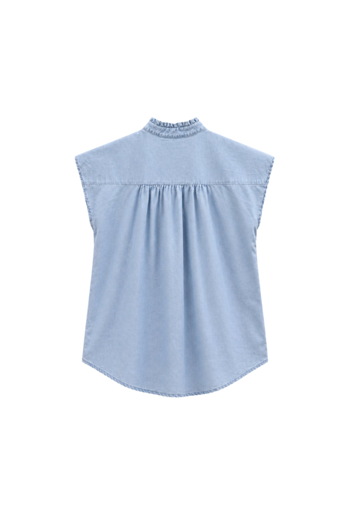 Blouse Rosan Ice Blue van Elvira Casuals, lichtblauwe blouse met elegante pasvorm en zachte stof, gedragen door een model.