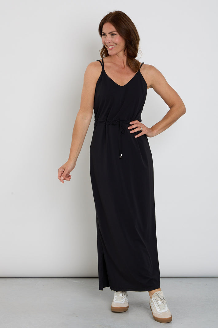 Zoso Travel Jurk Bridget in zwart, elegante jurk met comfortabele pasvorm en stijlvolle details, geschikt voor reizen en casual gedragen.