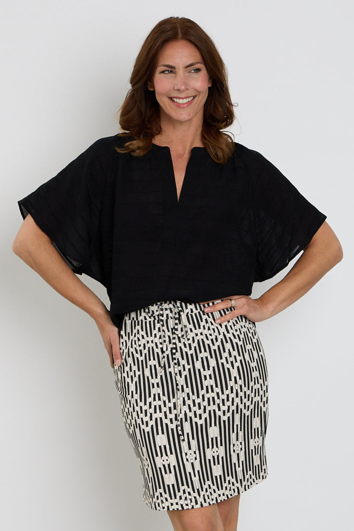 Zoso Blouse Desi Black 263 met lange mouwen en ronde hals, getoond in een close-up op een model.