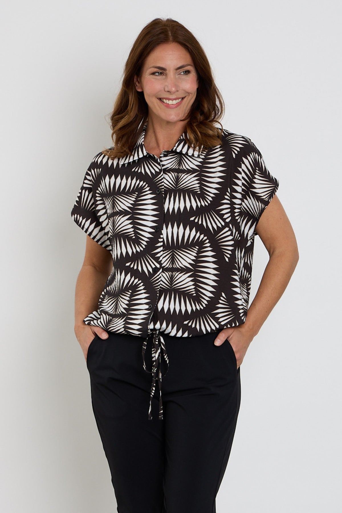 Zoso blouse Melanie Black Sand 263 met lange mouwen en knoopsluiting, gedragen door een model op een lichte achtergrond.