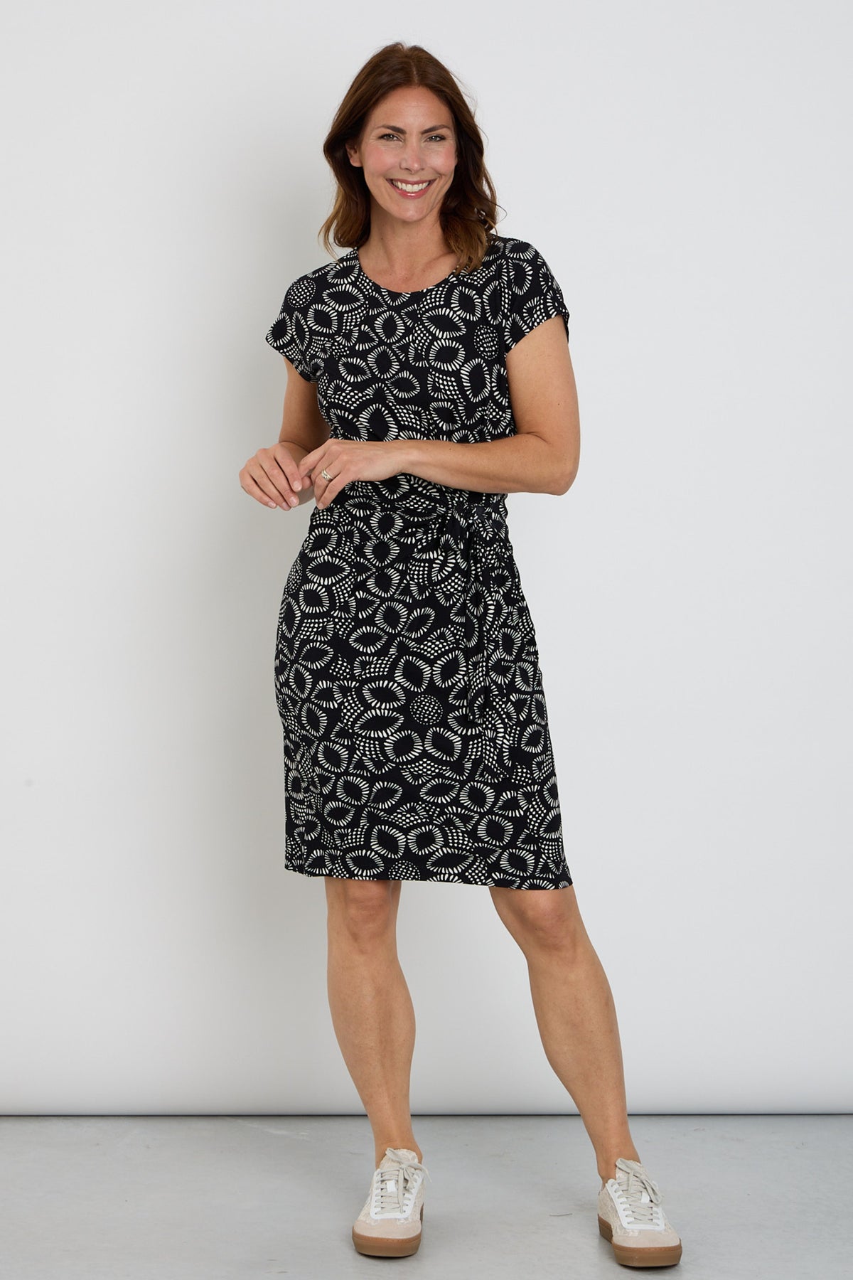 Zoso Eliza Black jurk met bloemenprint en knielengte, gedragen door een model, geschikt voor casual en feestelijke gelegenheden.