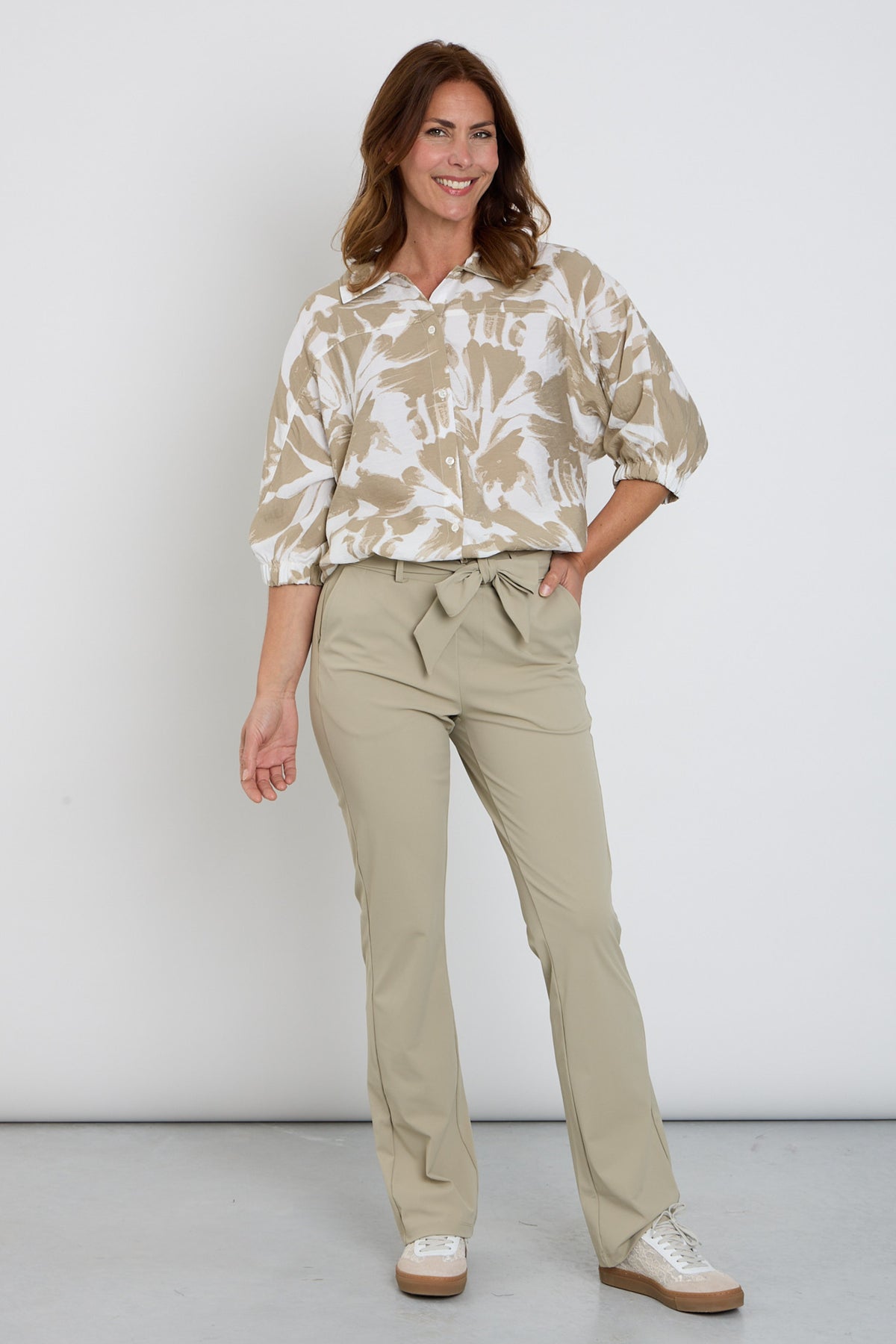 Zoso Travel Broek Belle Sage 262 met comfortabele pasvorm en stijlvolle details, gedragen door een model.
