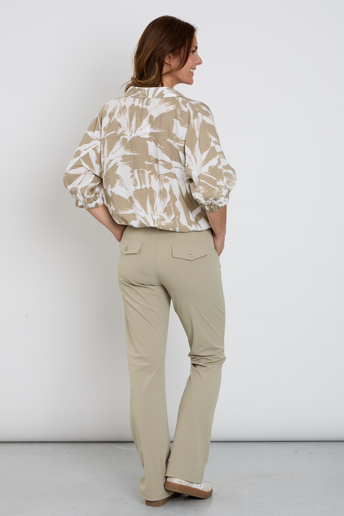 Zoso Travel Broek Belle Sage met comfortabele pasvorm en elastische taille, geschikt voor reizen en casual dragen.