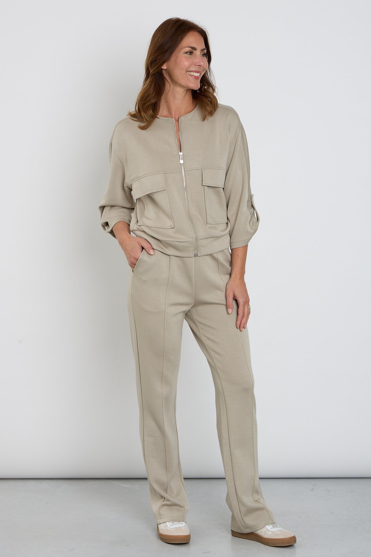 Zoso Melanie Sage broek met rechte pasvorm en elastische tailleband, zichtbaar in de afbeelding.