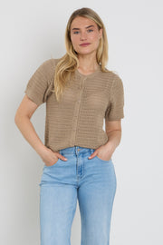 Zilveren mink vest van Freequent, model Fqtota, met zachte textuur en stijlvolle pasvorm, gedragen door een model.