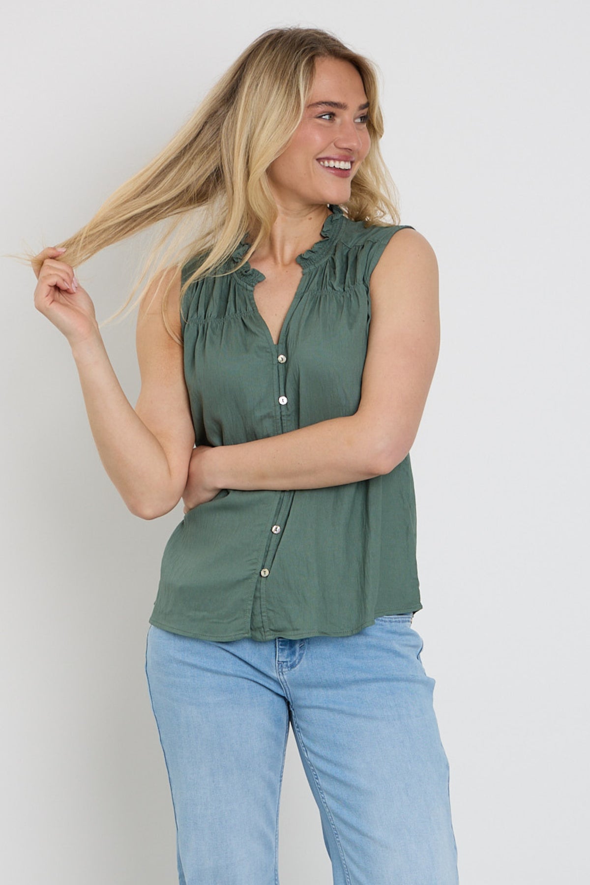 Donkere groene blouse van Freequent Fqesally in forestkleur, met losse pasvorm en lange mouwen, gedragen door model.