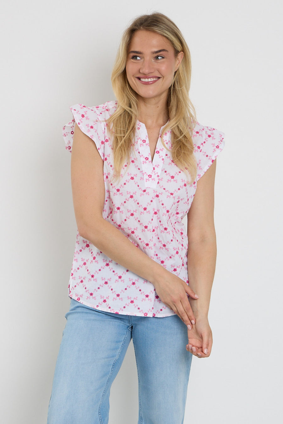Witte blouse van Freequent met fuchsia en paarse details, elegante blouse met kleurrijke print en comfortabele pasvorm.