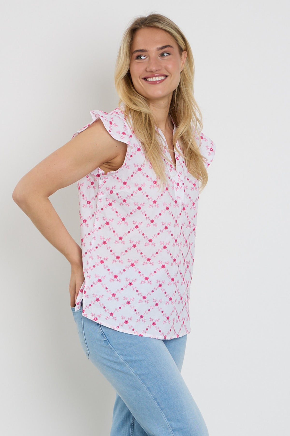 Vrijetijd blouse van Freequent in wit, fuchsia en paars, met een kleurrijk, stijlvol ontwerp en vrouwelijke pasvorm.