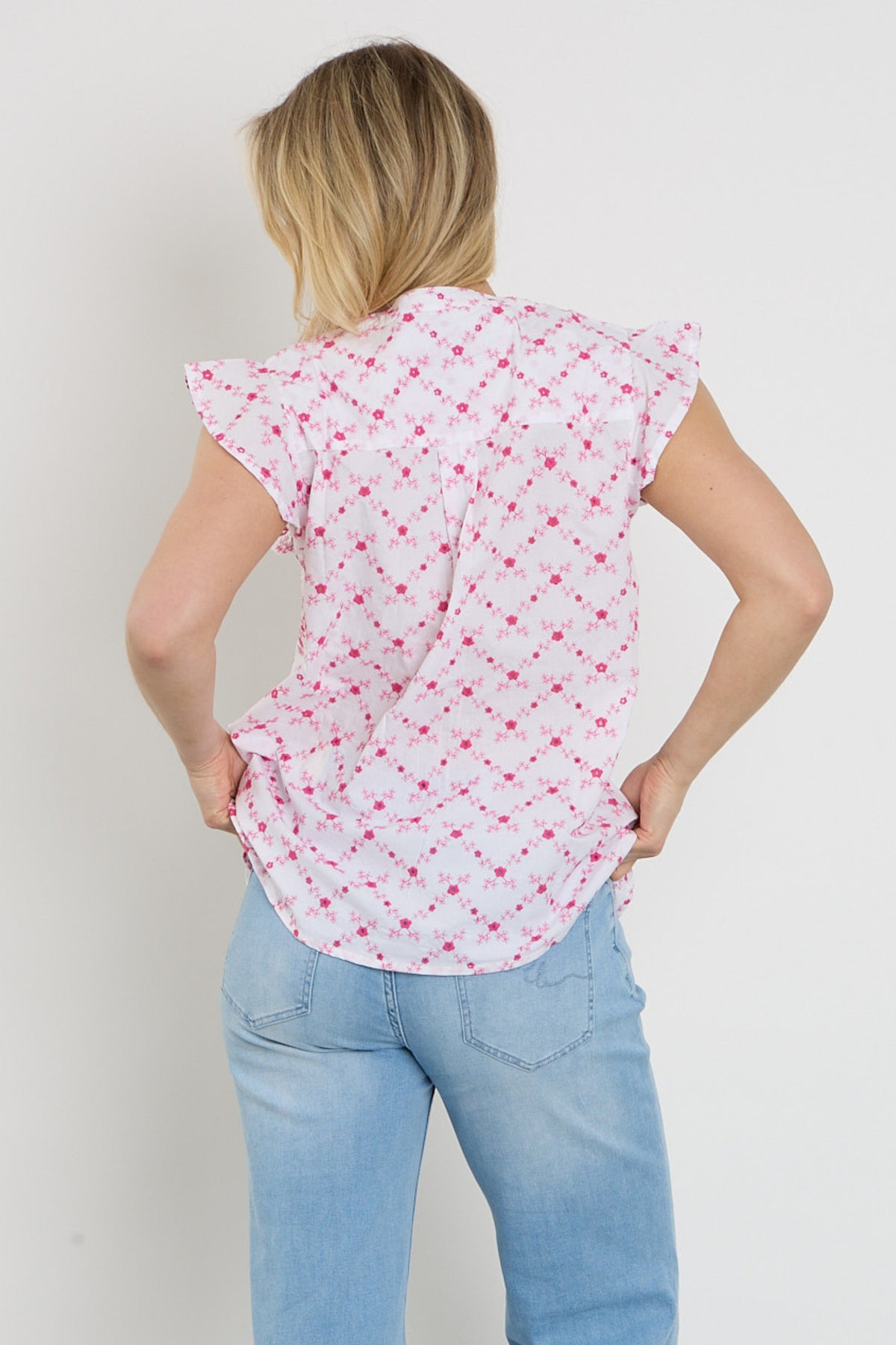 Witte, roze en paarse blouse van Freequent met kleurrijk design en elegante pasvorm, model Fqalisa Brilliant White Fuchsia Purple.