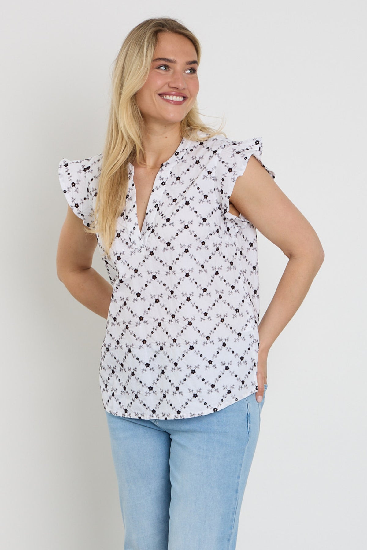 Witte blouse van Freequent Fqalisa met koffieboonpatroon, casual damesmode, close-up van de stof en details