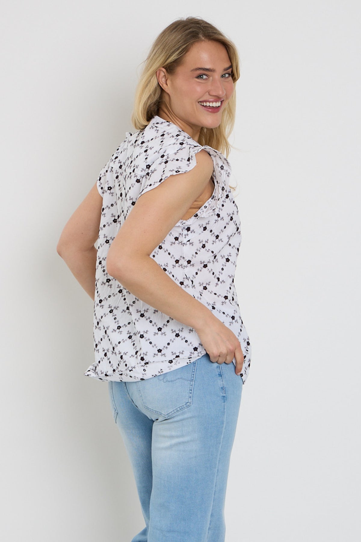 Witte blouse van Freequent met koffieboonpatroon, model Fqalisa Brilliant White Coffee Bean, gedragen door een model.