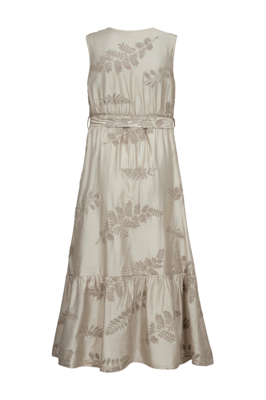 Zilveren jurk Fqvaca Embroidery Moonbeam van Freequent met gedetailleerde borduursels en zachte stof, gedragen door een model.
