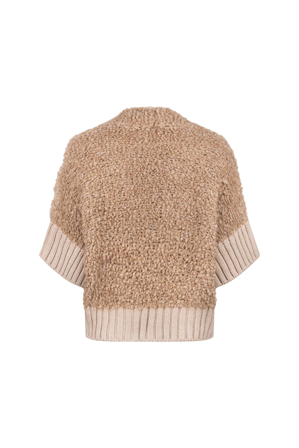 Nukus Bell Toffee vest in lichtbruin met knoopsluiting en zachte stof, gedragen door model, close-up van de pasvorm