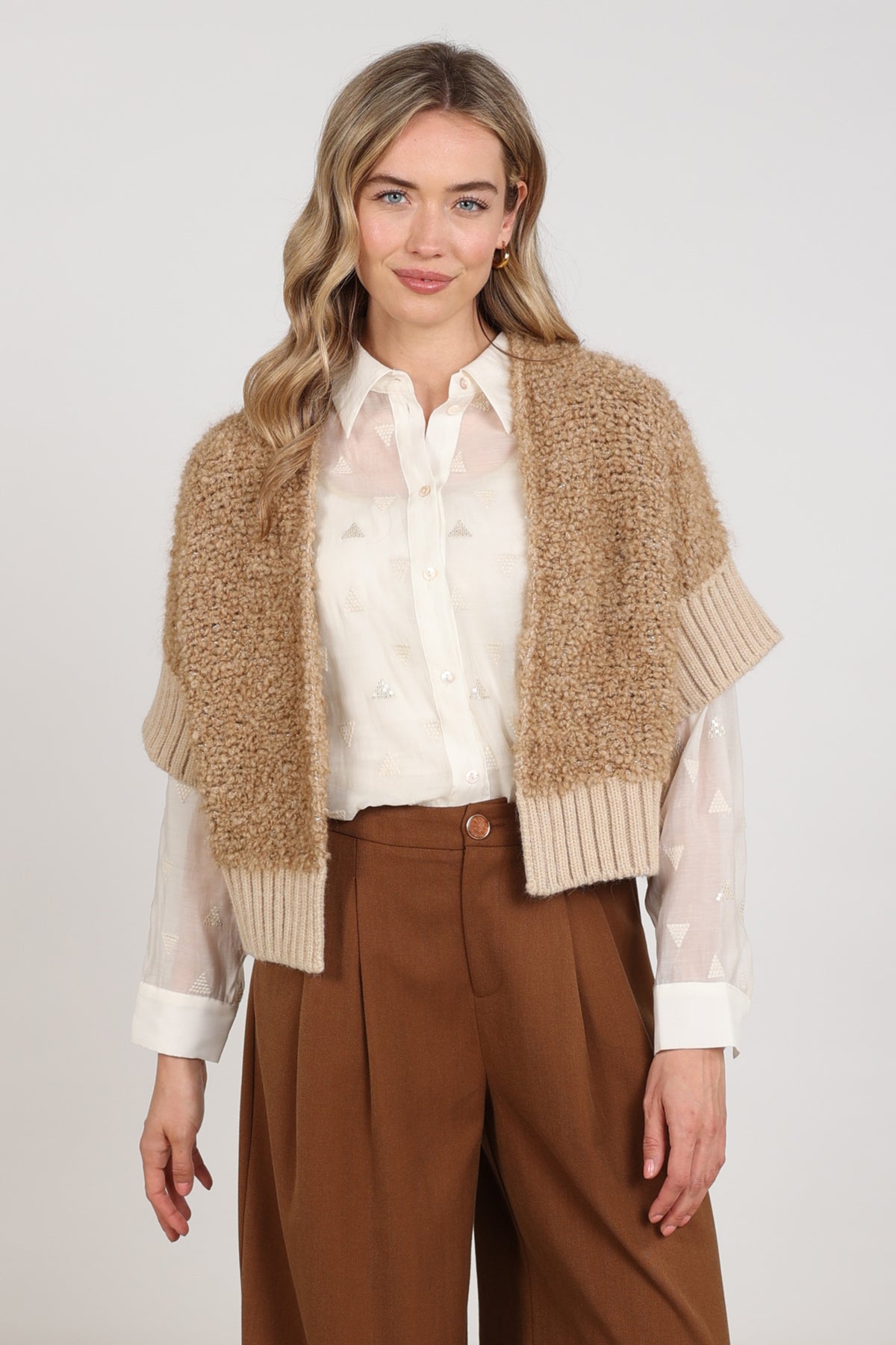 Nukus Vest Bell Toffee NKF05032, close-up van de taupe gekleurde vest met ronde hals en zachte textuur.