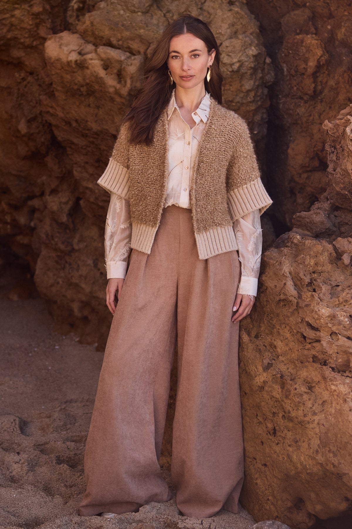Nukus vest Bell Toffee NKF05032 in toffeekleurige stof met stijlvolle pasvorm en subtiele details, gedragen door model.