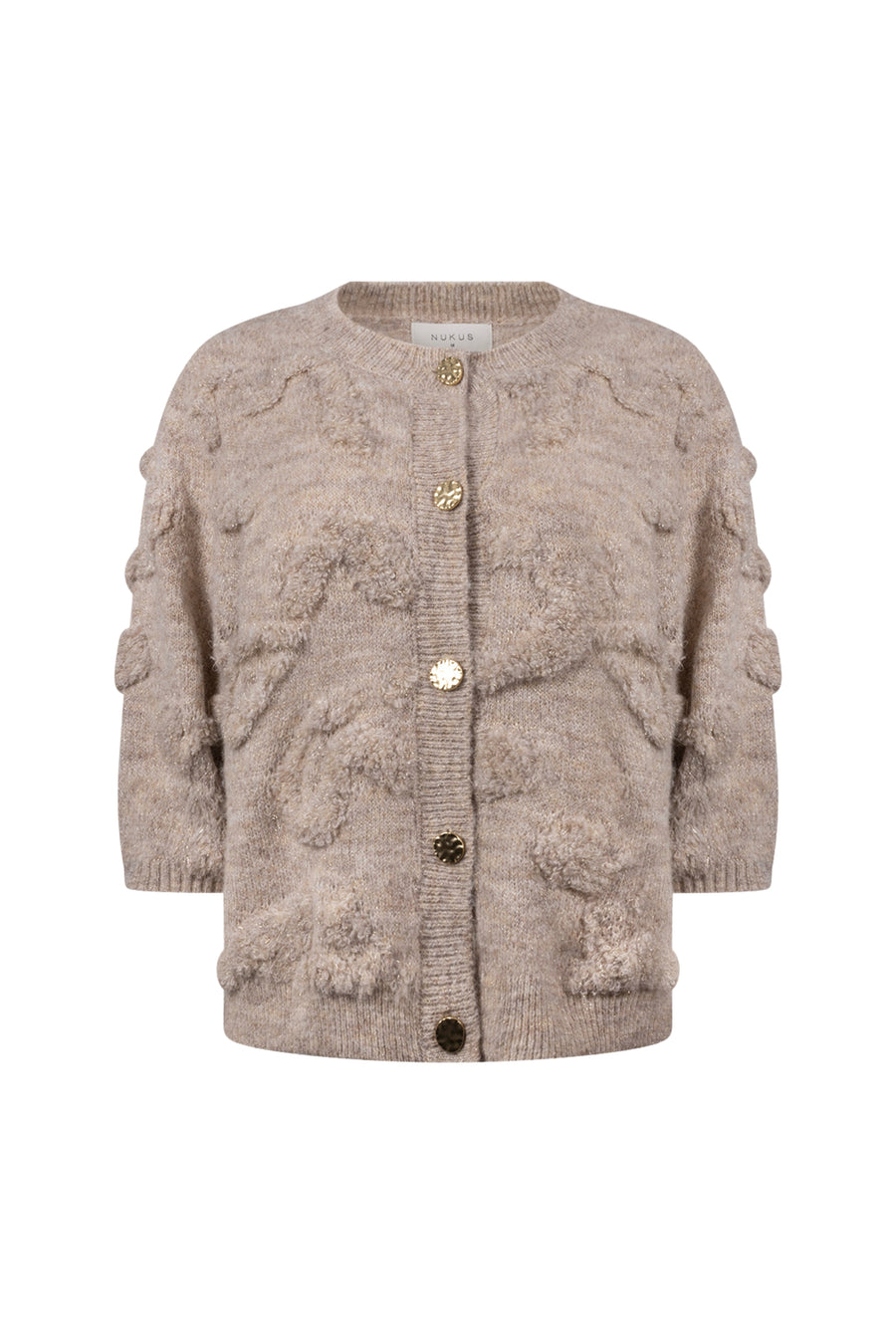 Zandkleurige Nukus Maggy vest met lange mouwen en knoopsluiting, gedragen door model op witte achtergrond.