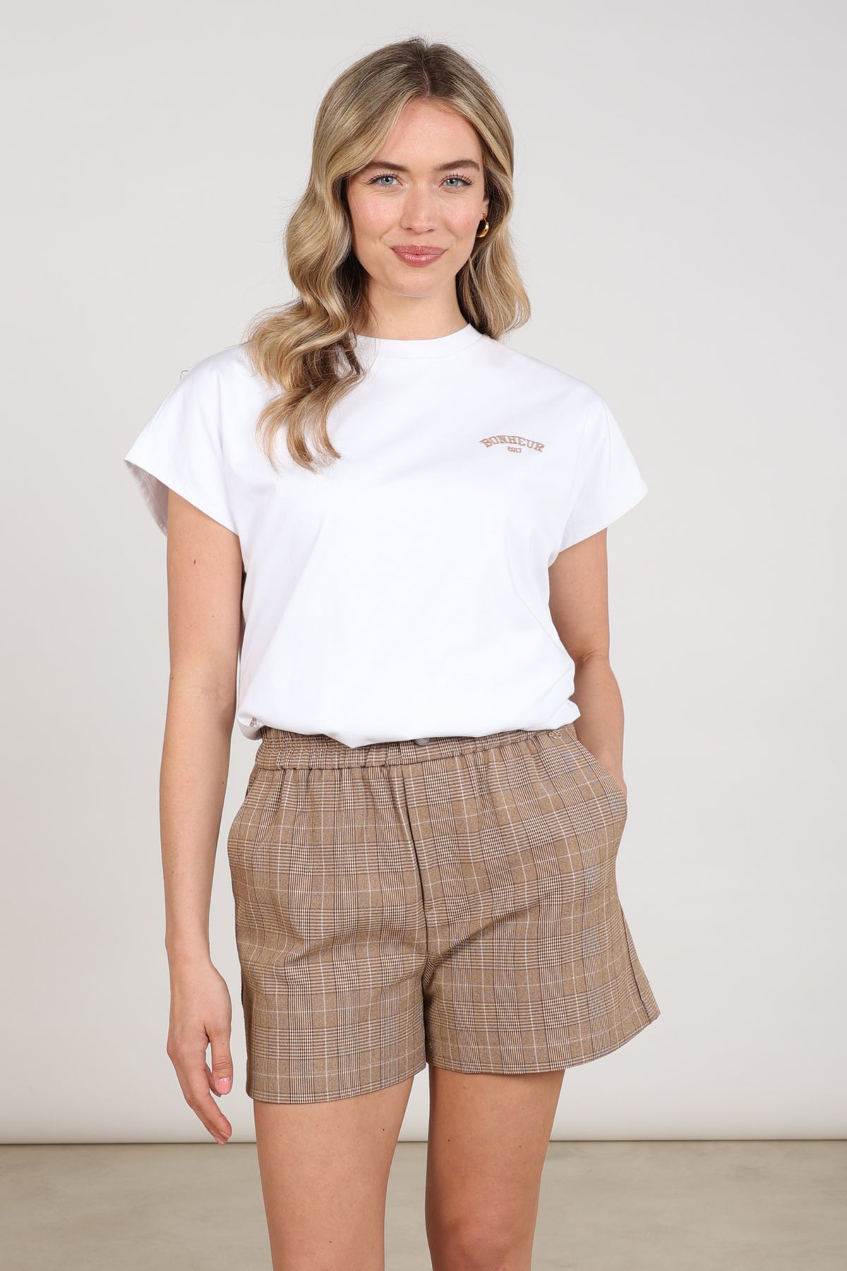 Offwhite Nukus T-shirt Shanna met korte mouwen en ronde hals, zichtbaar op de afbeelding.