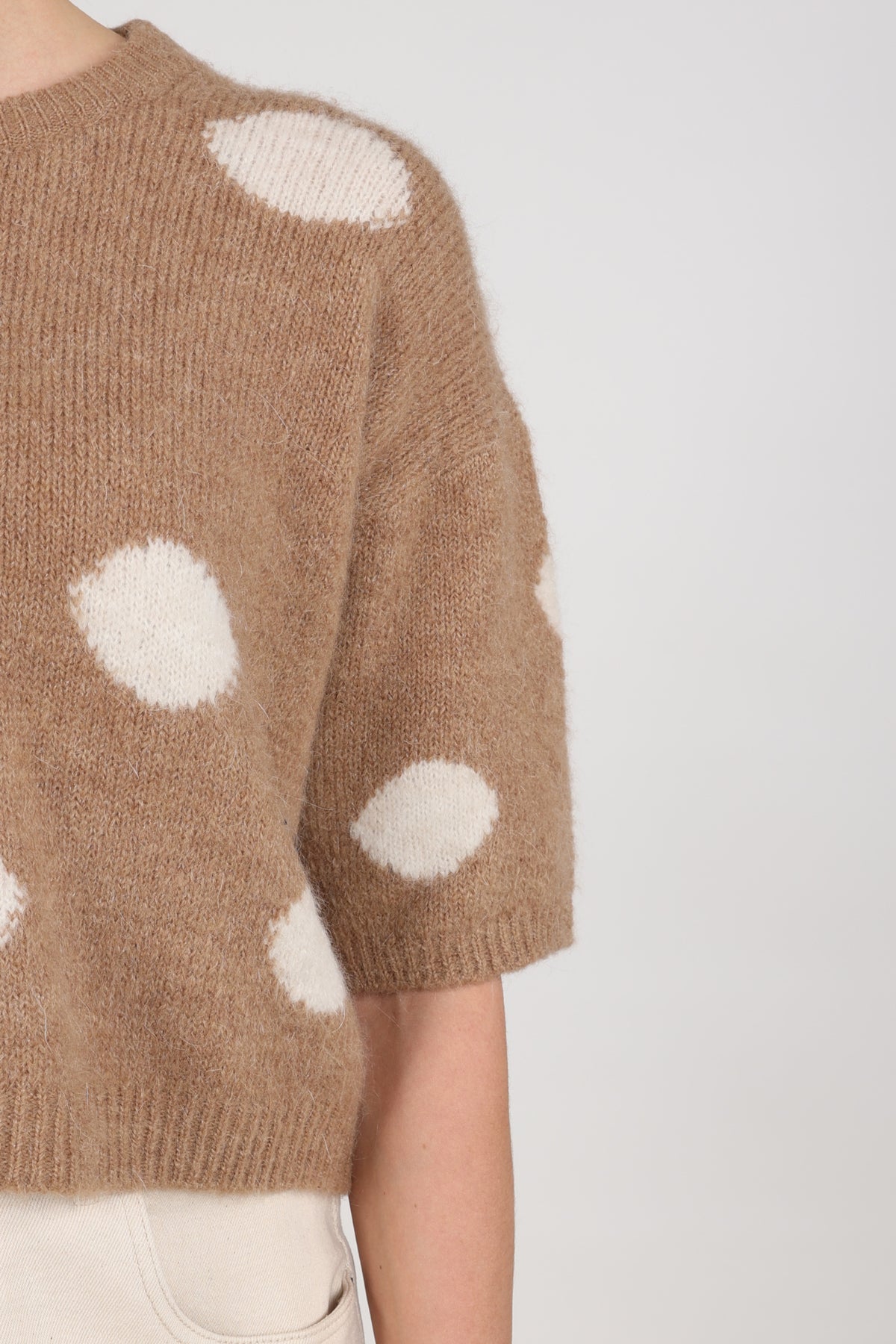 Taupe Nukus Trui Lara Dots met patroon en lange mouwen, casual en comfortabel voor dagelijks gebruik.