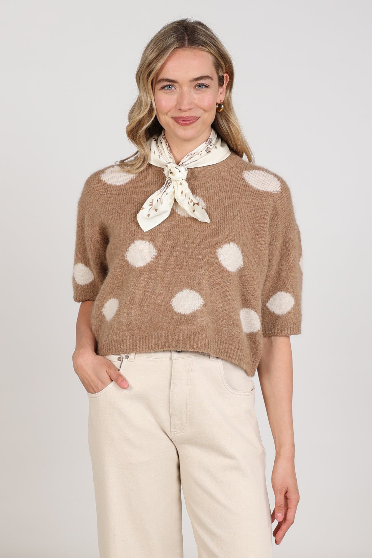 Taupe Nukus Trui Lara Dots met gebreide textuur en ronde hals, gedragen door een model.