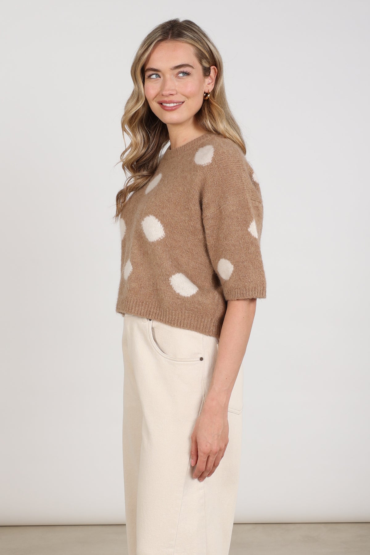 Taupe geklede trui Lara Dots van Nukus, met een gedessineerd patroon en comfortabele pasvorm.