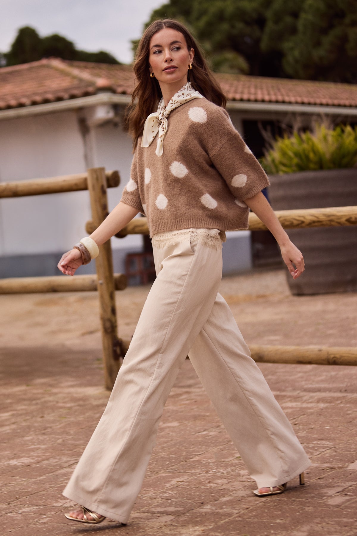 Nukus Beverly Sand broek, lichte beige kleur, comfortabele pasvorm en casual stijl, zichtbaar op de afbeelding.