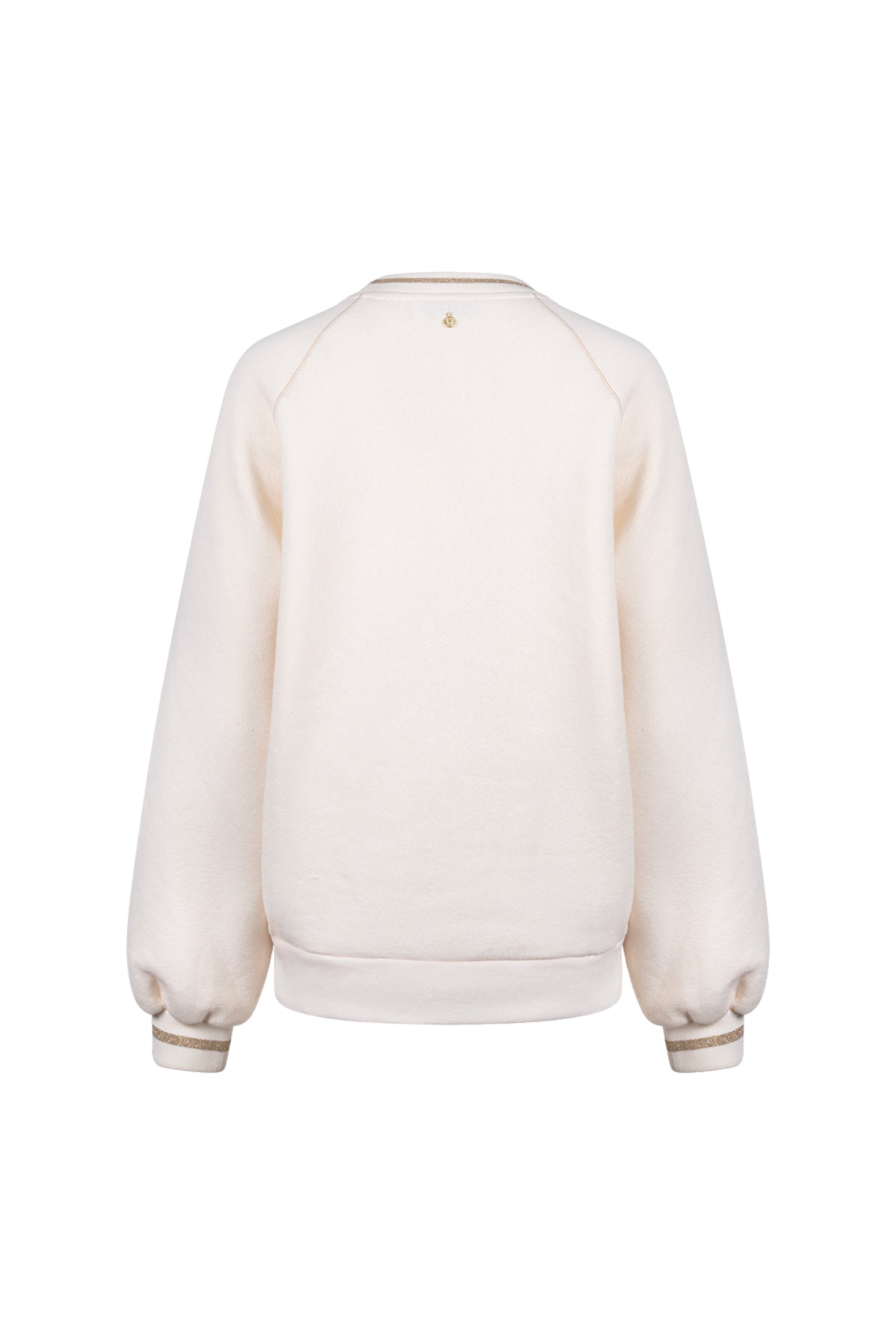 Offwhite trui Ollie van Nukus, zachte katoenen knitwear met ronde hals en lange mouwen, gedragen door een model.