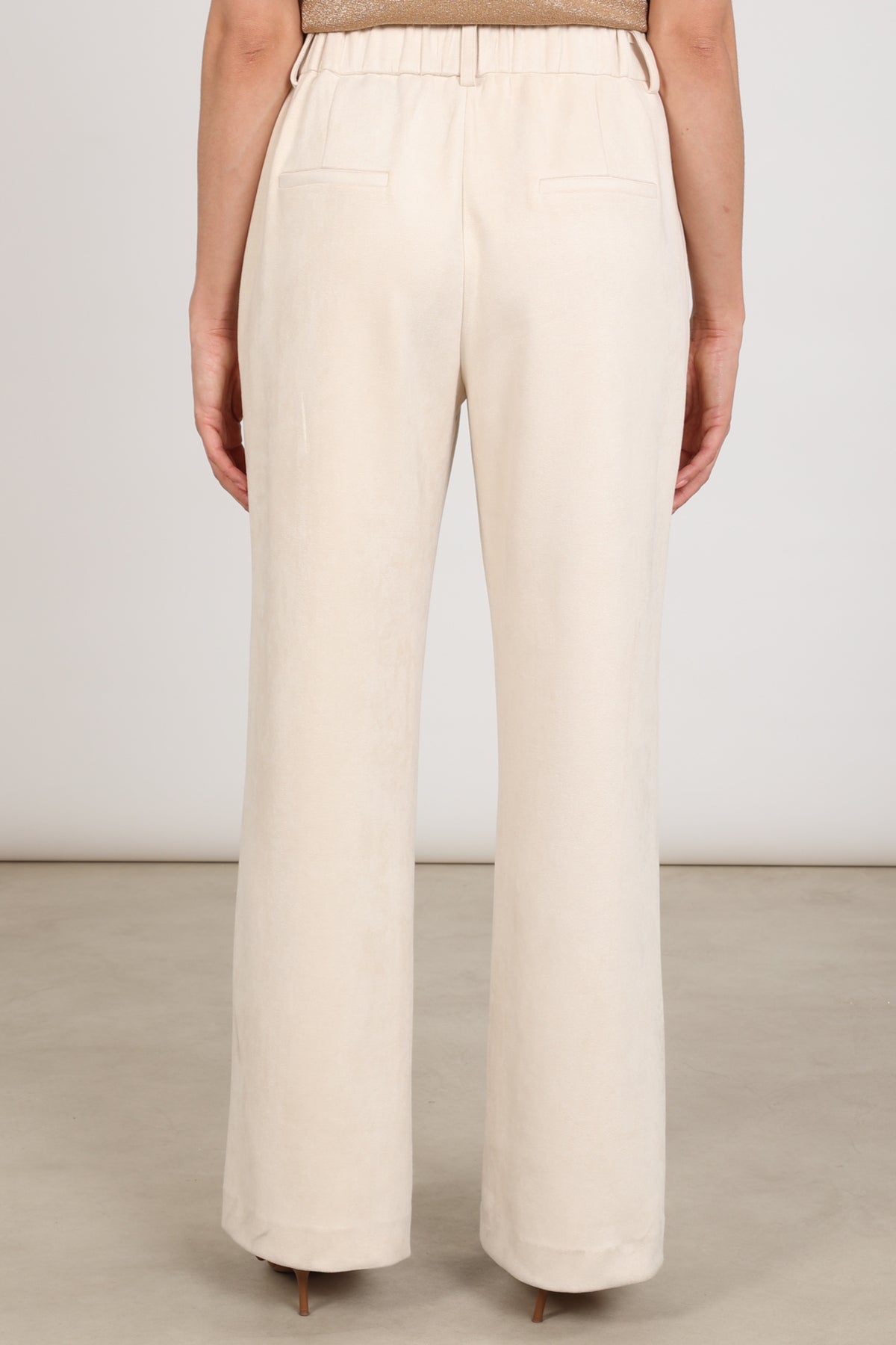 Lichte offwhite suède Jill broek van Nukus met rechte pasvorm en elastische taille, geschikt voor casual en elegante looks.