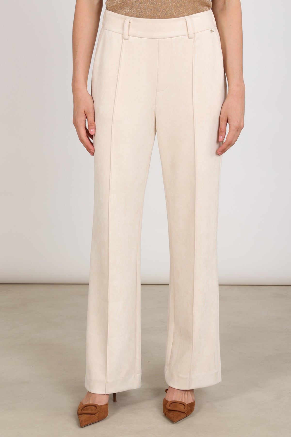 Lichte offwhite suède broek Jill van Nukus met een comfortabele pasvorm en elegante uitstraling, zichtbaar in de afbeelding.