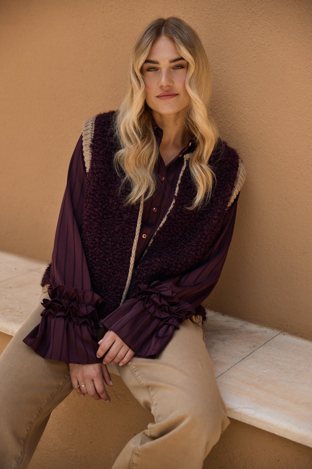 Blouse Amalia met rode strepen en kraag van Nukus, zichtbaar op de afbeelding.