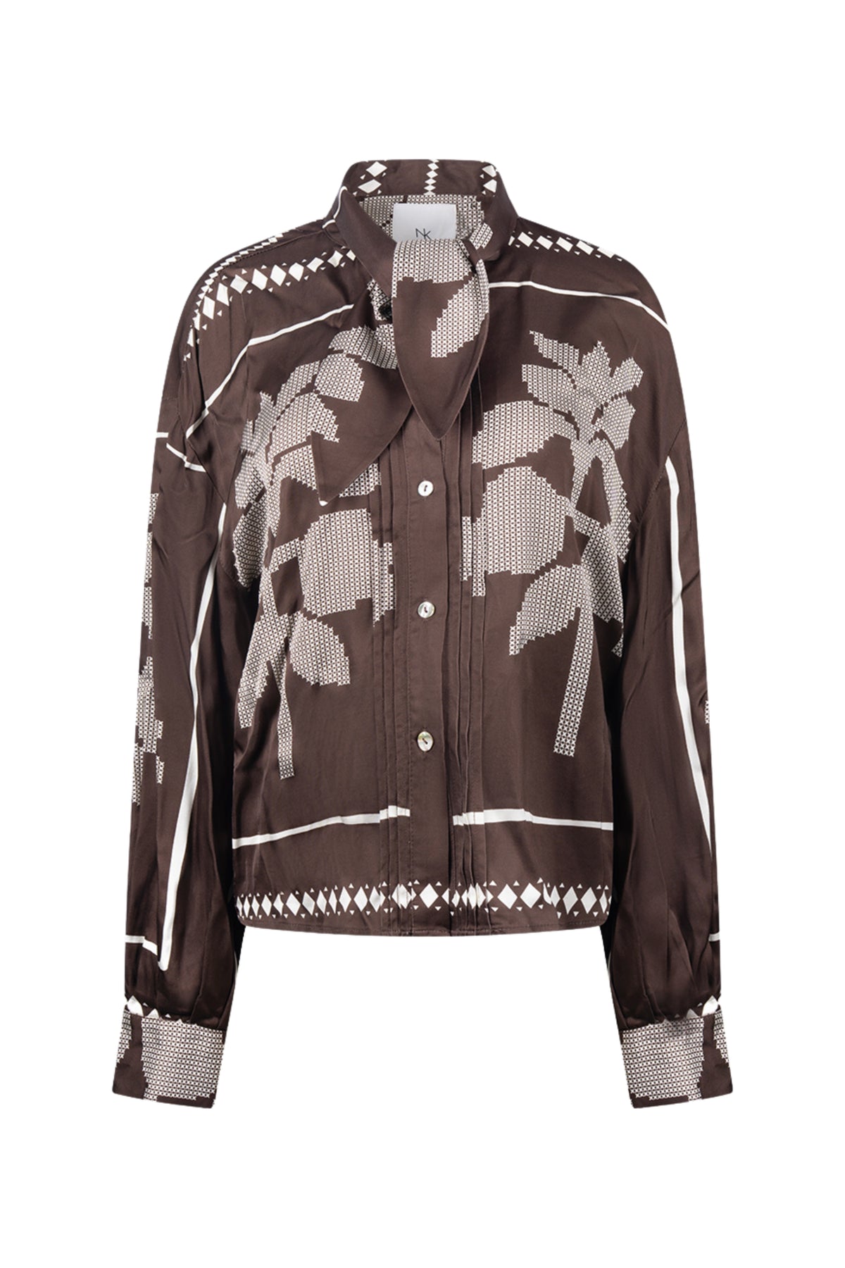 Chocolade en offwhite Nukus blouse Alexandra Tie Cross met knoopdetails en losse pasvorm, gedragen door een model.