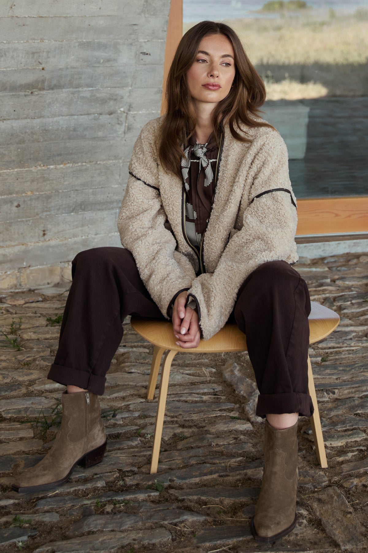 Nukus blouse Alexandra Tie Cross in chocolade en offwhite, met gekruiste banden en elegante pasvorm.