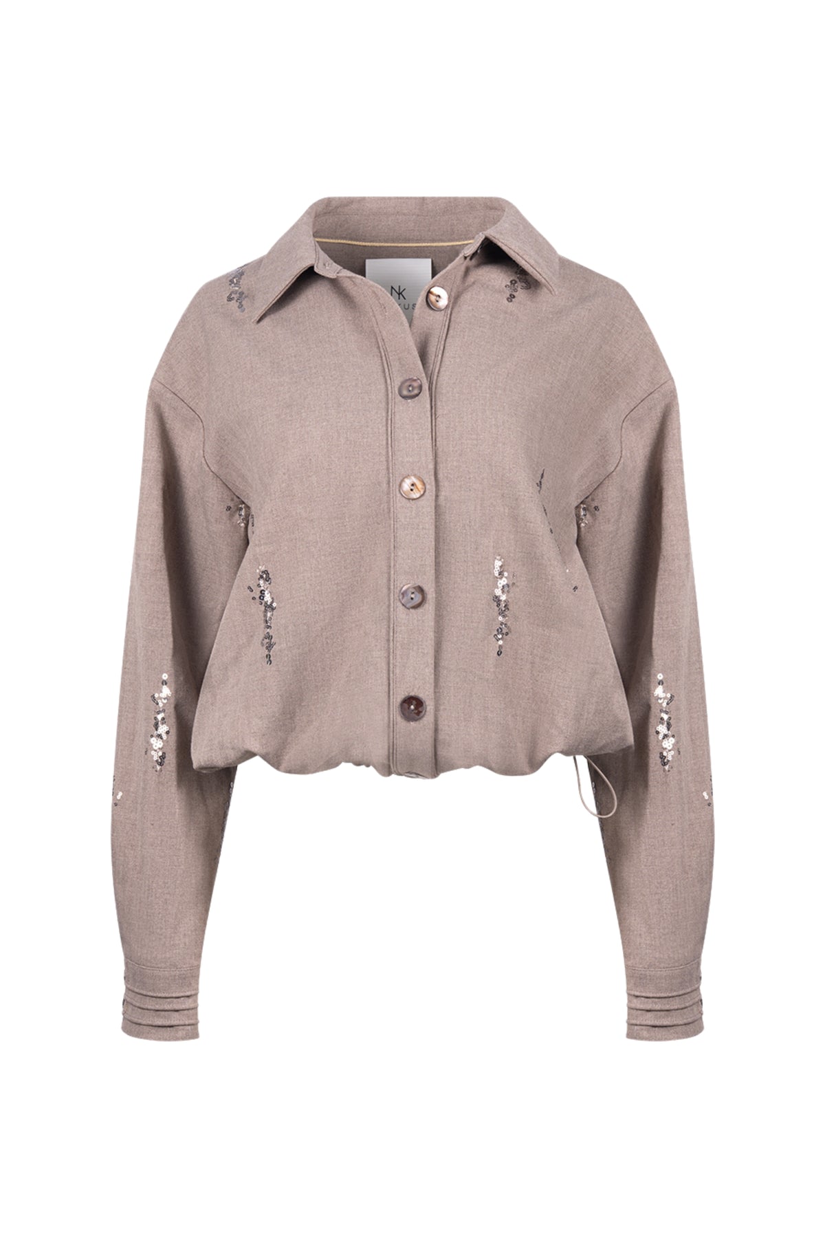 Taupe blouses van Nukus met pailletten, model Annelynn, getoond in een elegante uitstraling op de afbeelding.