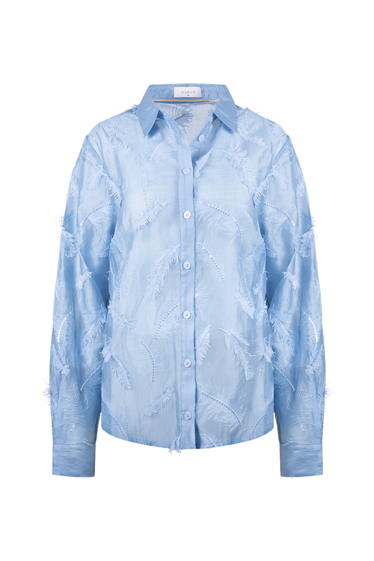 Lichte blauwe blouse Aysha met verenprint van Nukus, damesmodel met lange mouwen en ronde hals.