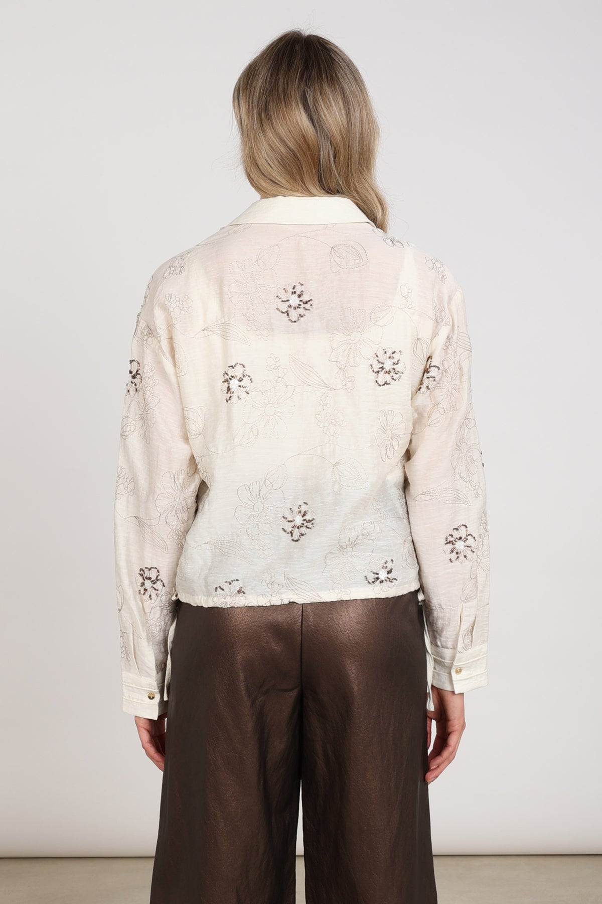 Offwhite blouse Aaliya met borduursel van Nukus, stijlvolle damesblouse met elegante details en zachte stof.