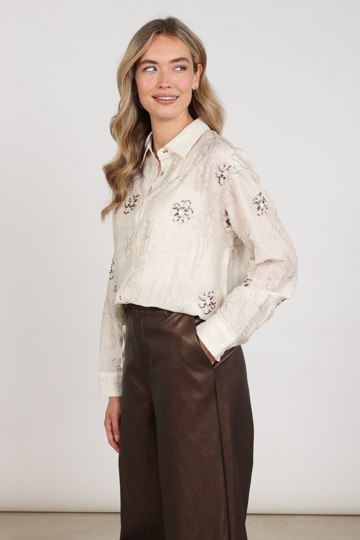 Offwhite blouse Aaliya met borduursel van Nukus, elegante korte mouwen en subtiele details voor een stijlvolle look.