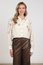 Offwhite blouse Aaliya met borduursel van Nukus, elegante en luchtige top met subtiele details, voor een stijlvolle look.