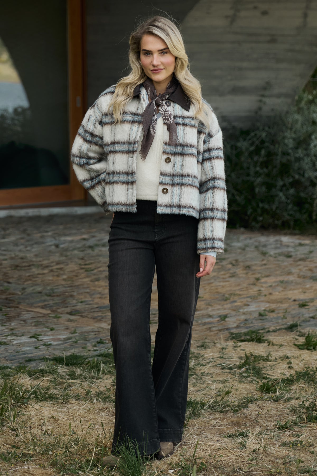 Nukus Debora jas in offwhite en chocolade, modieus en warm, zichtbaar op de afbeelding.