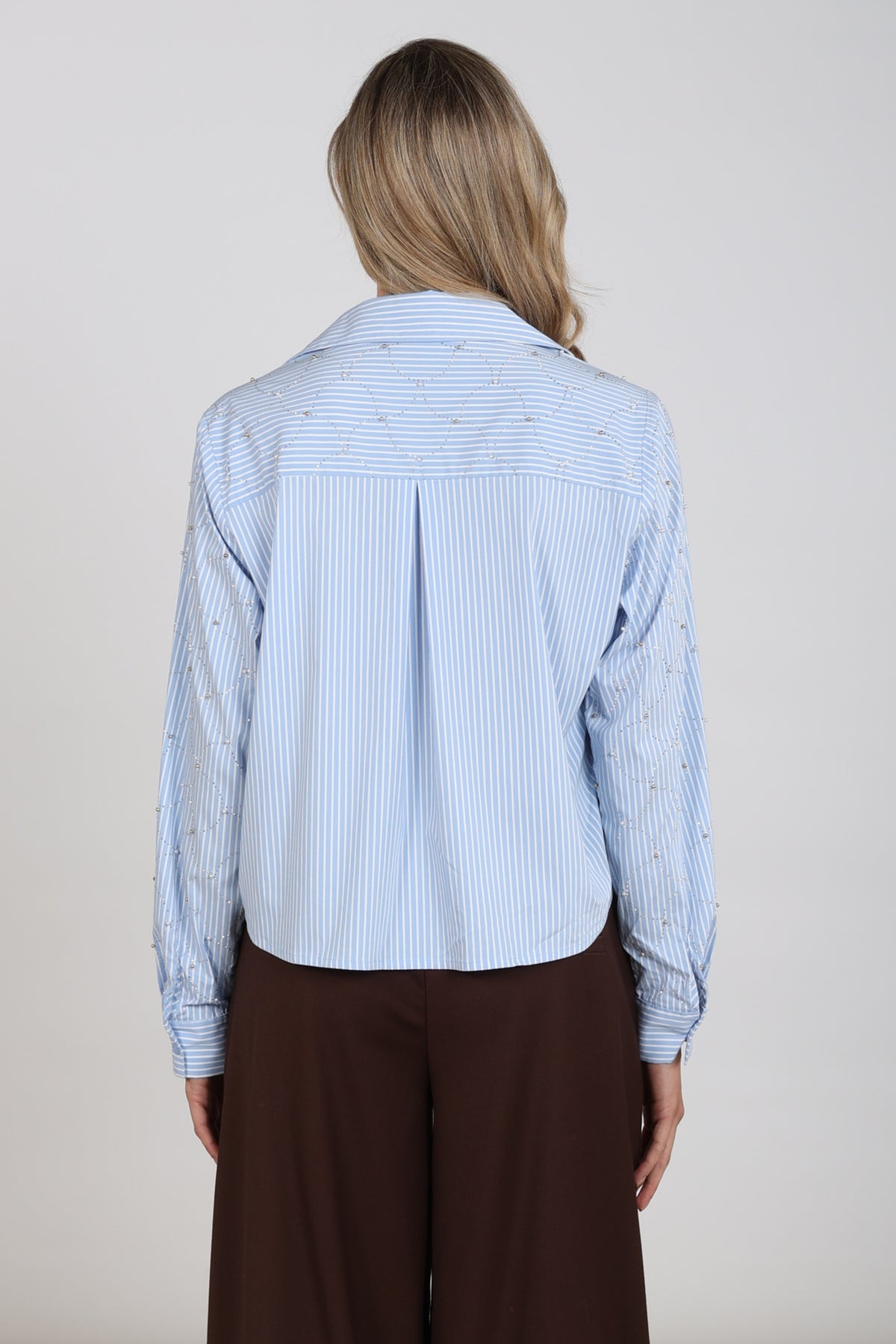 Witte blouse van Nukus met blauwe strepen en sierstenen, offwhite kleur, elegante pasvorm en stijlvol ontwerp.