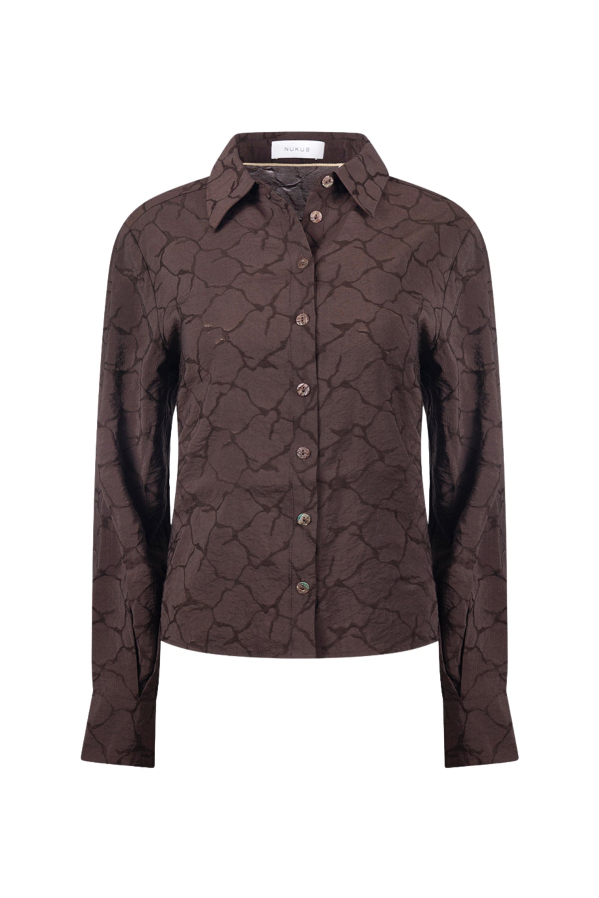 Damessblouse Alice van Nukus in chocoladebruin met lange mouwen en knoopsluiting, zichtbaar in de afbeelding.