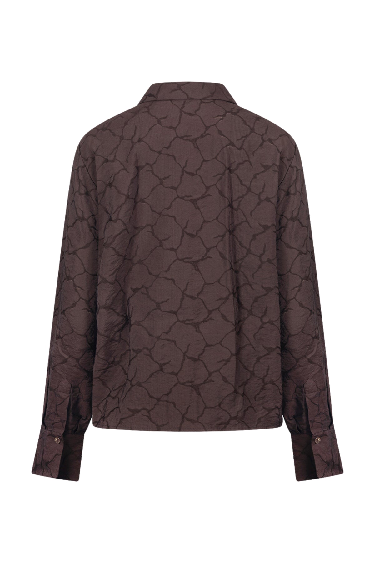 Donkere chocolade Nukus blouse Alice met lange mouwen en mooie details, gedragen door model op witte achtergrond.
