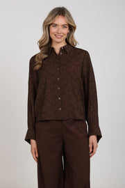 Lichte chocoladebruine blouse Alice van Nukus met kraag en knopen, gedragen door een model, close-up van de stof en pasvorm