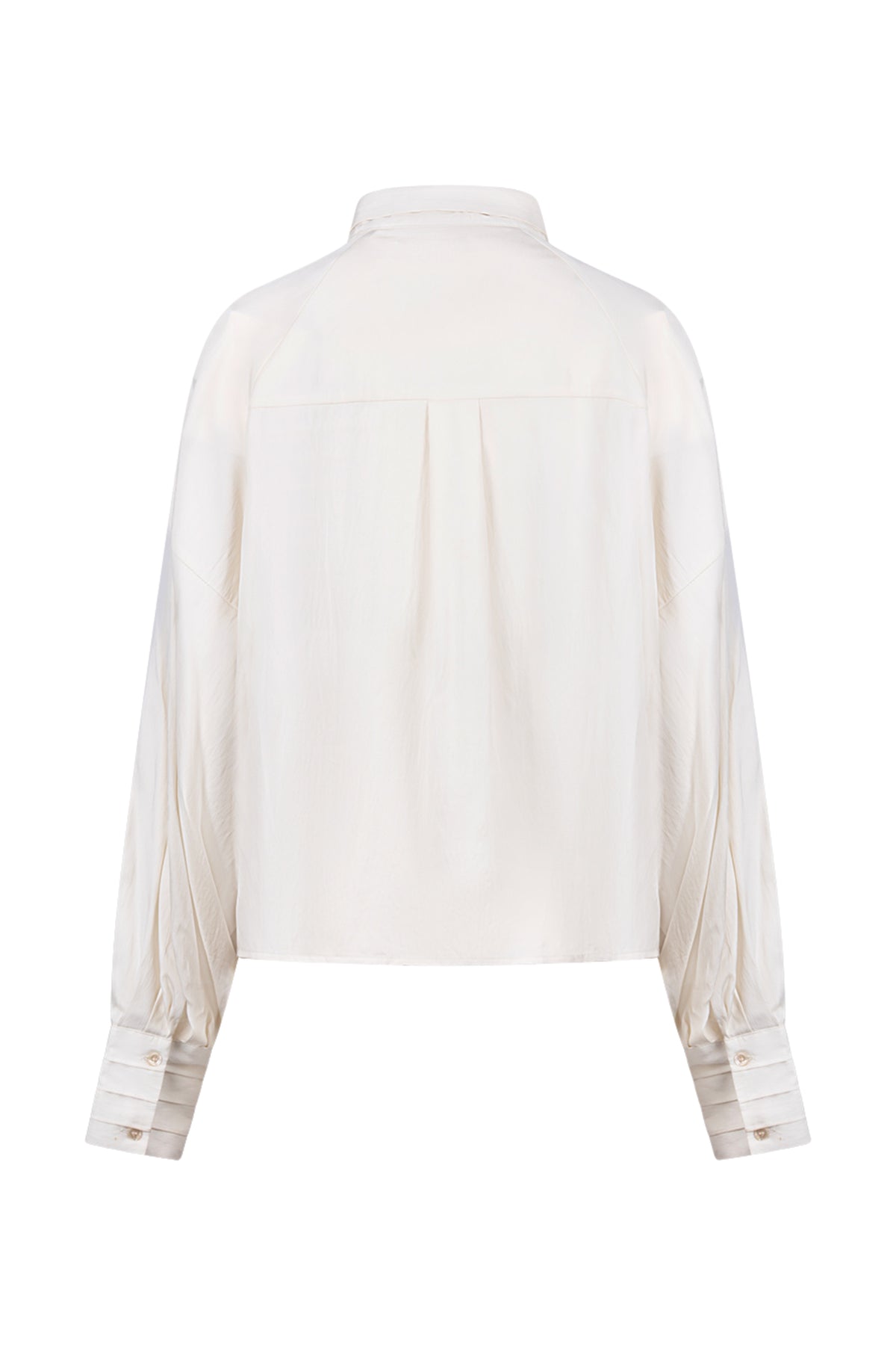 Offwhite blouse Alexandra van Nukus met kraag en knoopsluiting, gedragen door een model in een lichte, stijlvolle setting.