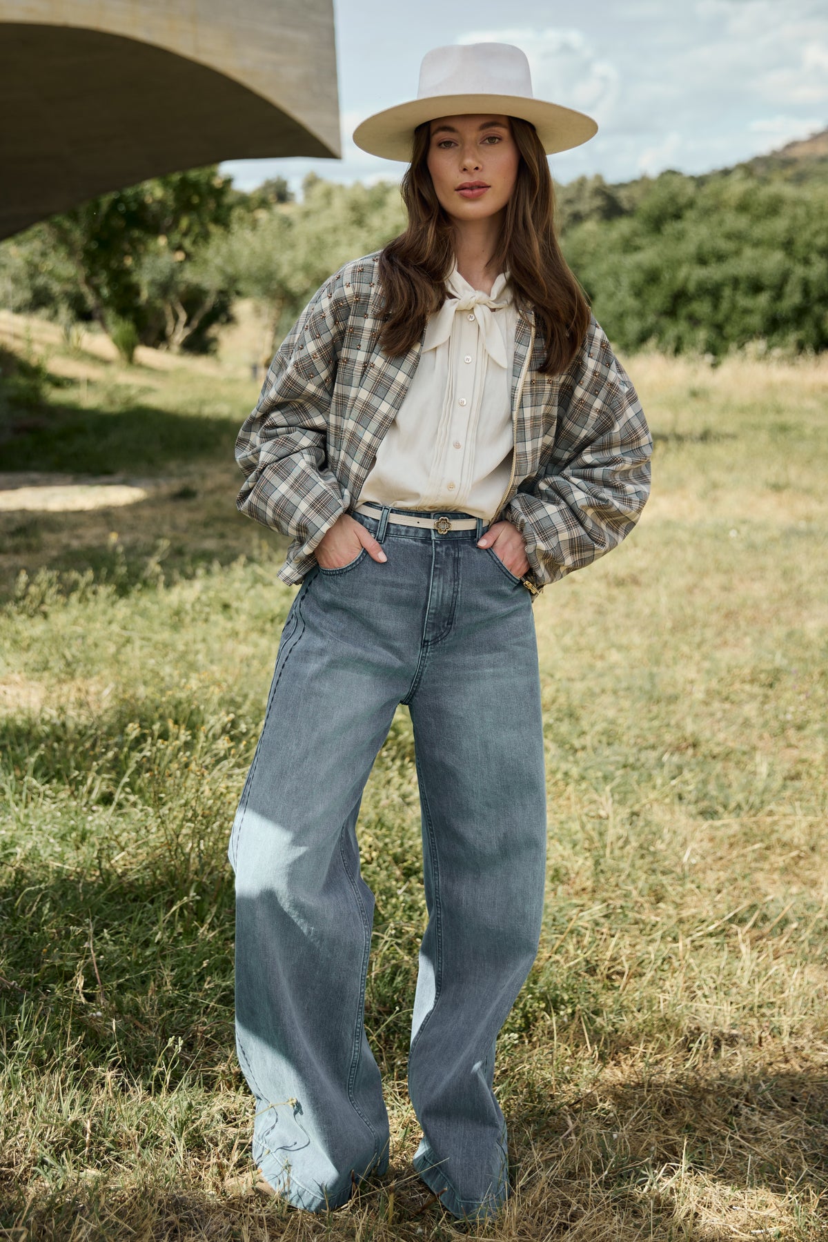 Offwhite blouse Alexandra van Nukus met lange mouwen en stijlvolle details, gedragen door een model.