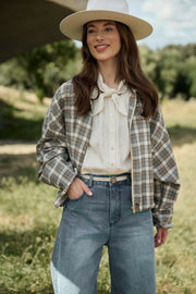 Offwhite blouse Alexandra van Nukus met geknoopte details en lange mouwen, gedragen door een model.