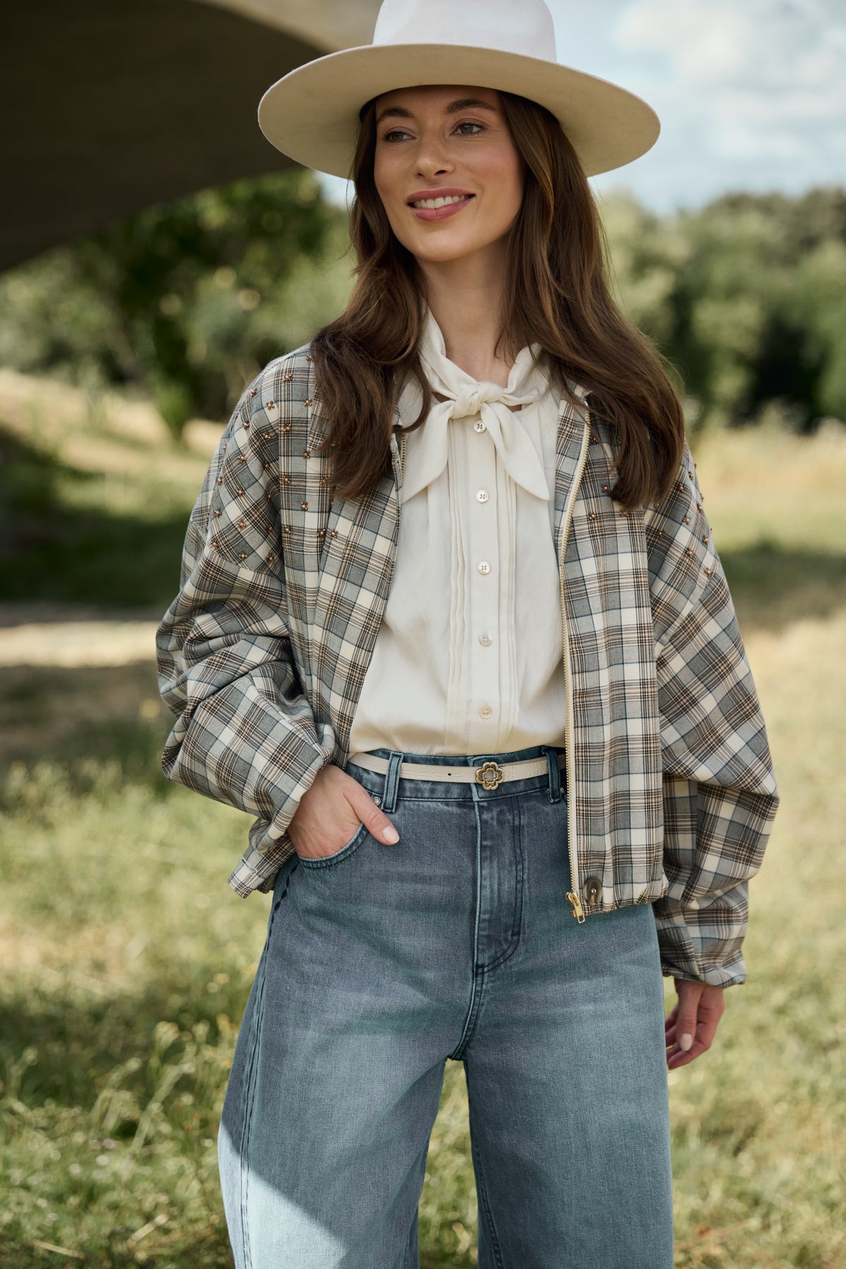 Offwhite blouse Alexandra van Nukus met geknoopte details en lange mouwen, gedragen door een model.