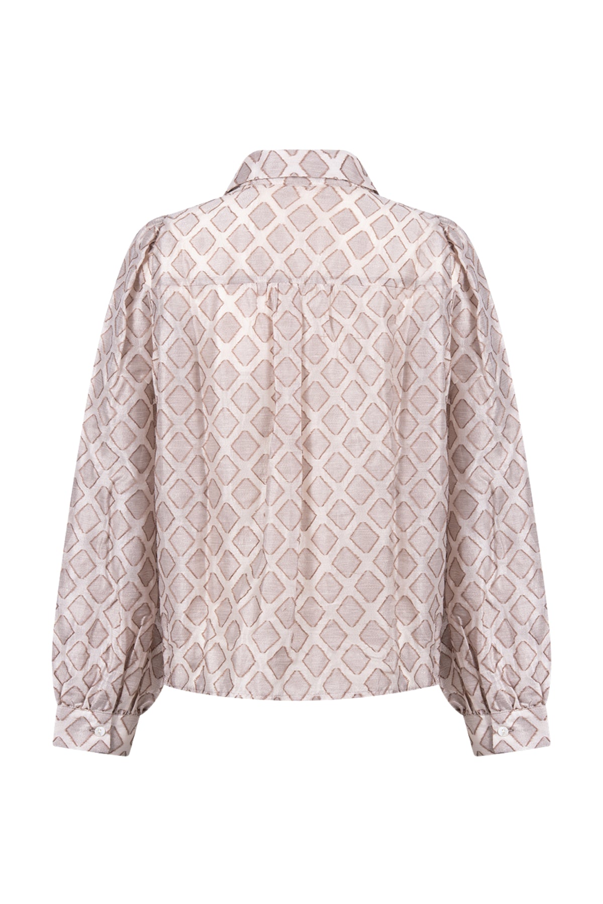 Nukus Antonella patroon blouse in zandkleur met lange mouwen en V-hals, gedragen door een model.