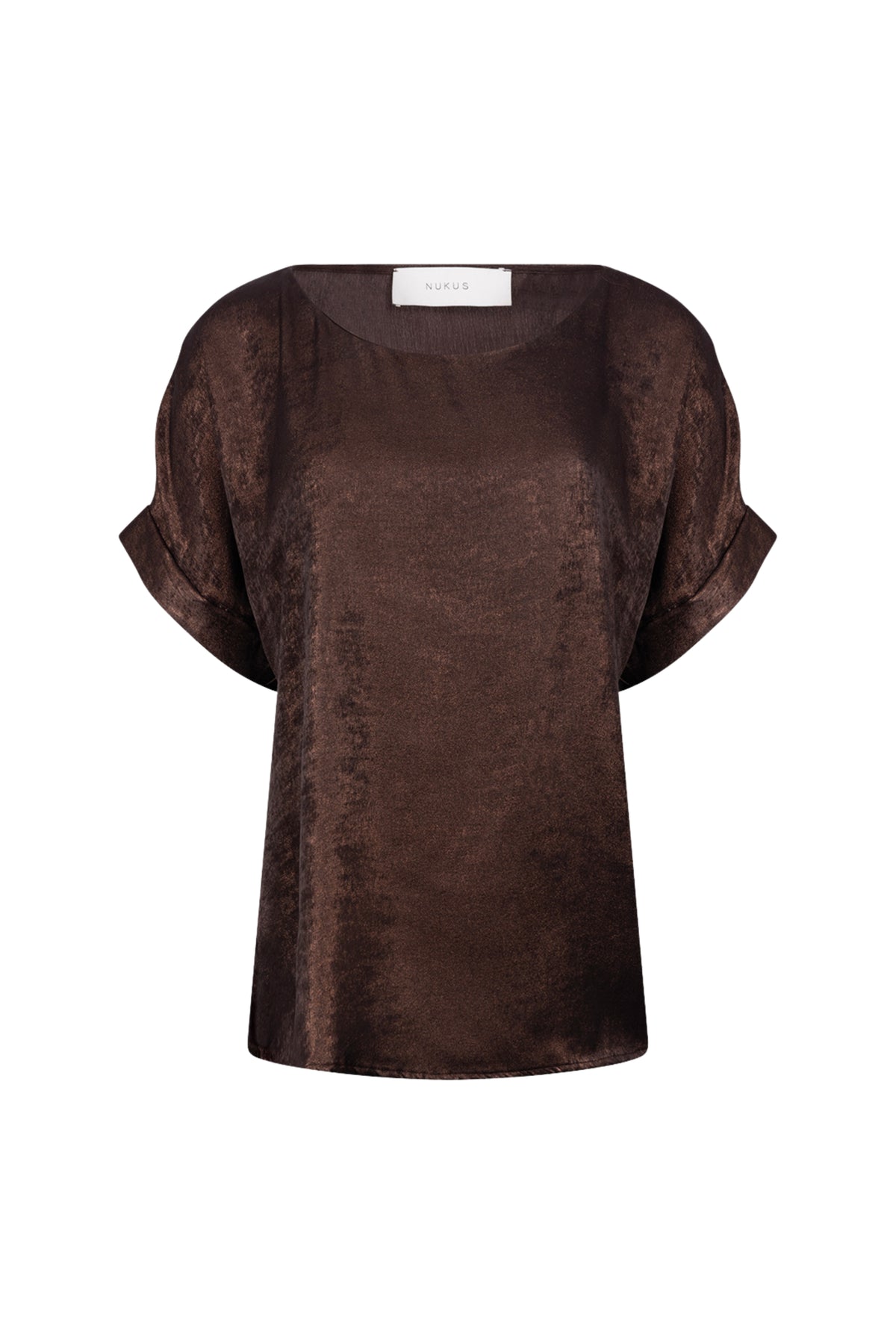 Nukus top Irene Shiny Chocolate NKF01024 met glanzende afwerking en modieuze pasvorm, gedragen door een model.