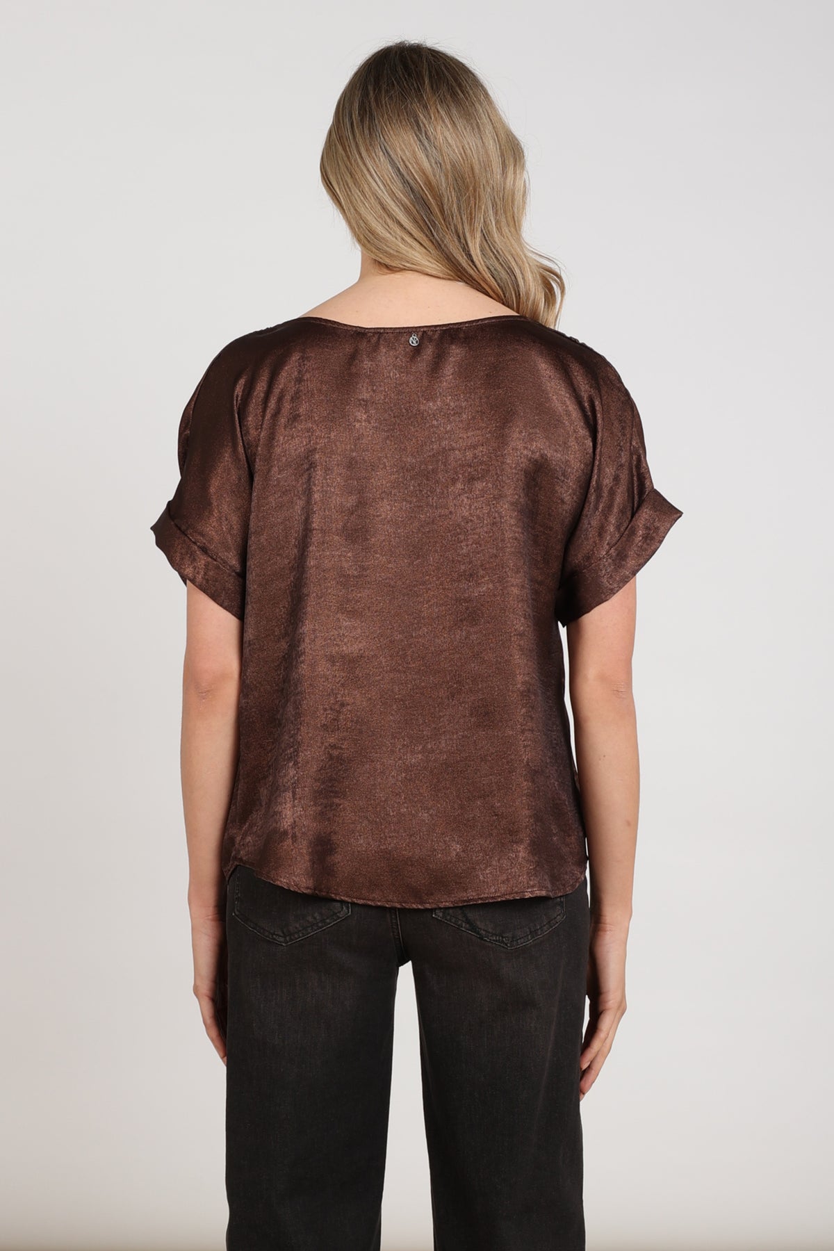 Nukus Top Irene Shiny Chocolate met glanzende afwerking en elegante snit, zichtbaar op de afbeelding.